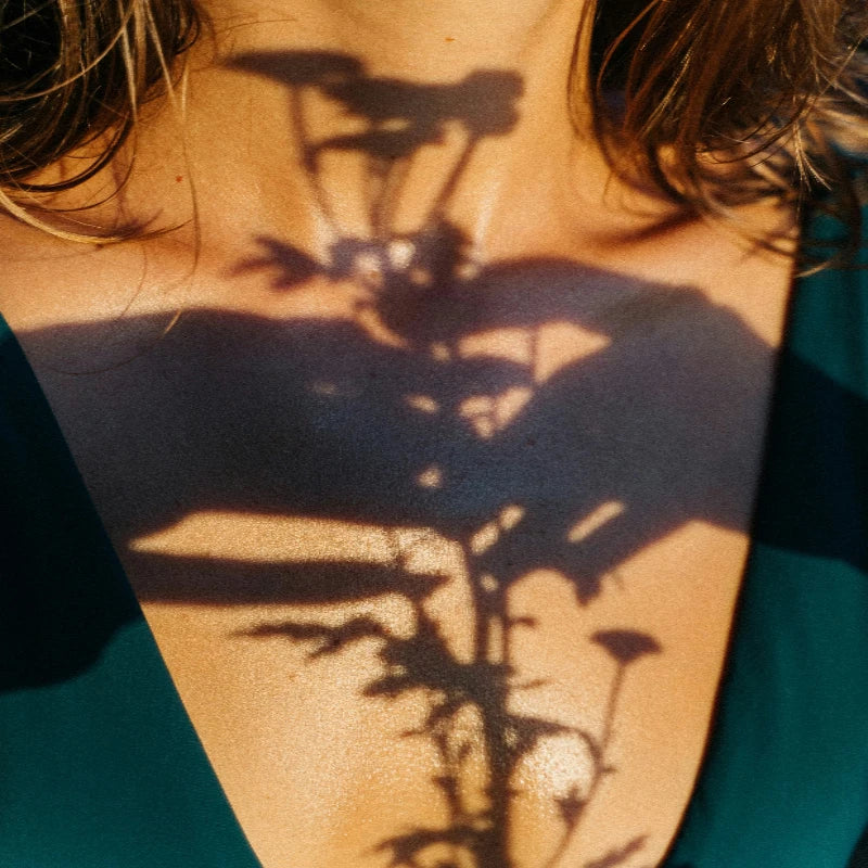Séparation, femme avec ombre de fleurs naturels