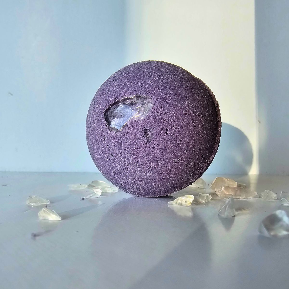 Bombe de bain mauve chakra couronne et accessoires bien-être, coffret cadeau de Noël idéal pour une expérience spirituelle et relaxante