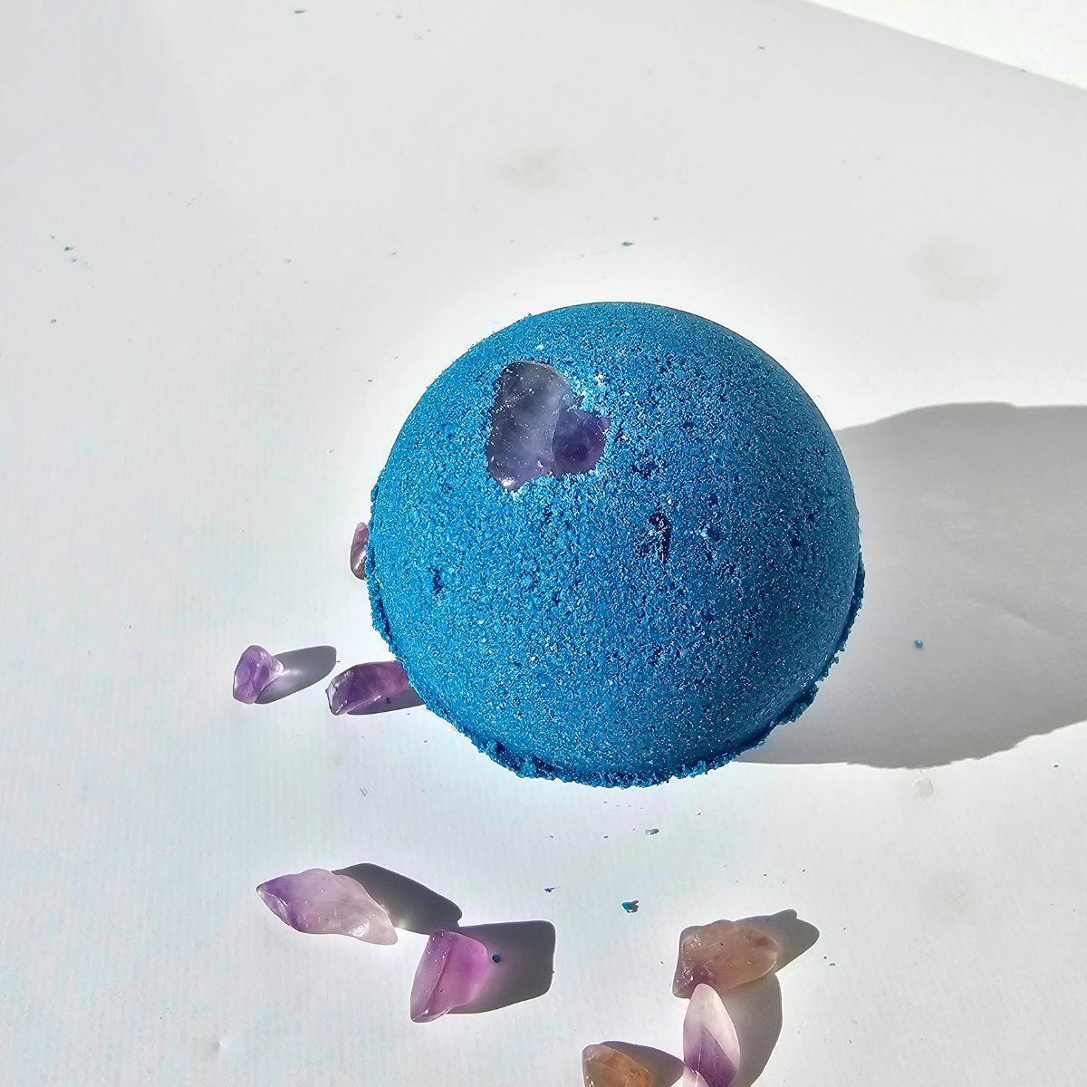 Bombe de bain bleue chakra de la gorge avec pierre précieuse, cadeau parfait pour Noël et une relaxation apaisante.