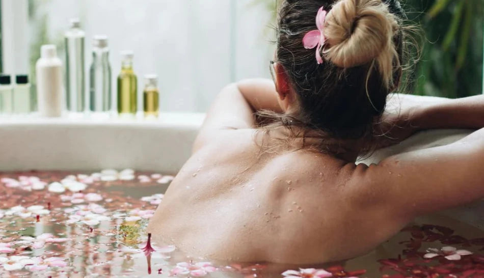 Femme dans un bain de détente pour collection Bain et douche Cadellia