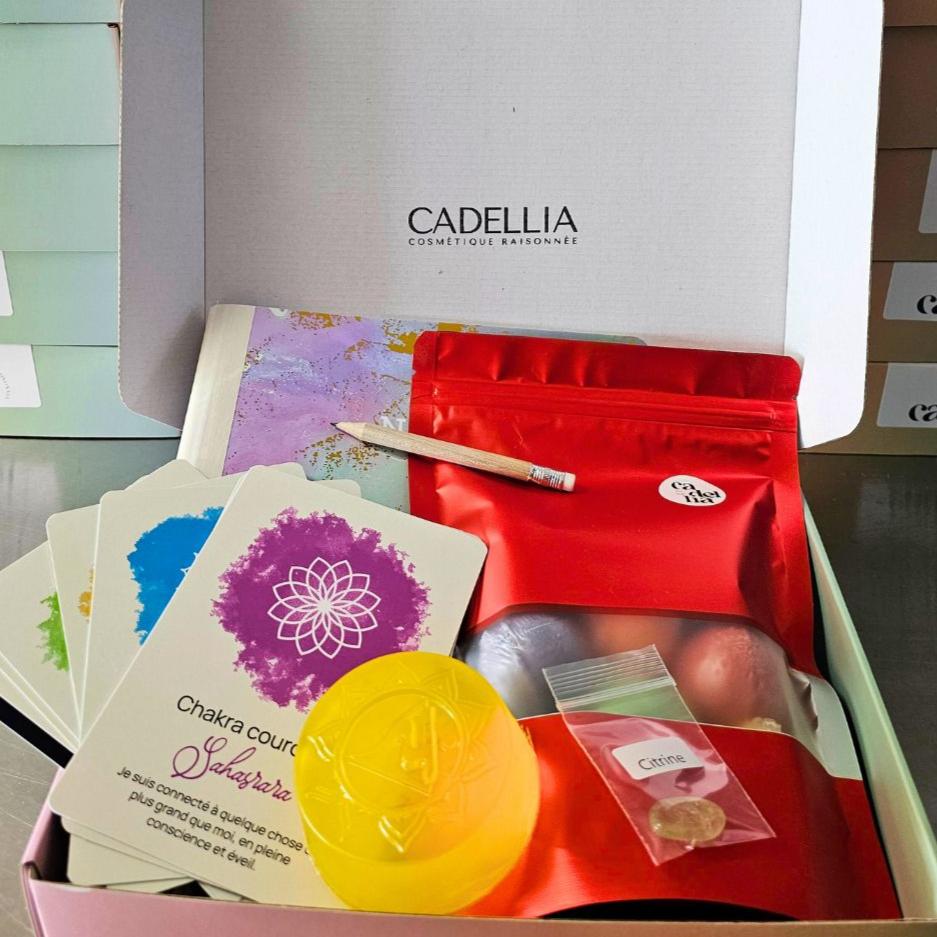 Coffret cadeau de Noël : bombes de bain chakras et accessoires bien-être, parfait pour offrir sérénité et détente.