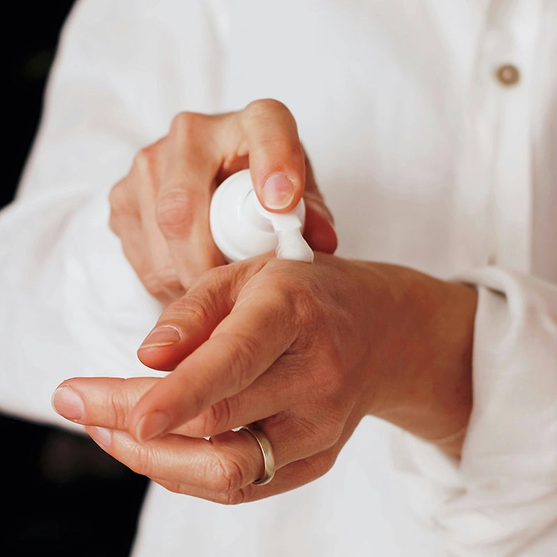 Femme utilise le soin de mousse pour le visage Cadellia sur sa peau